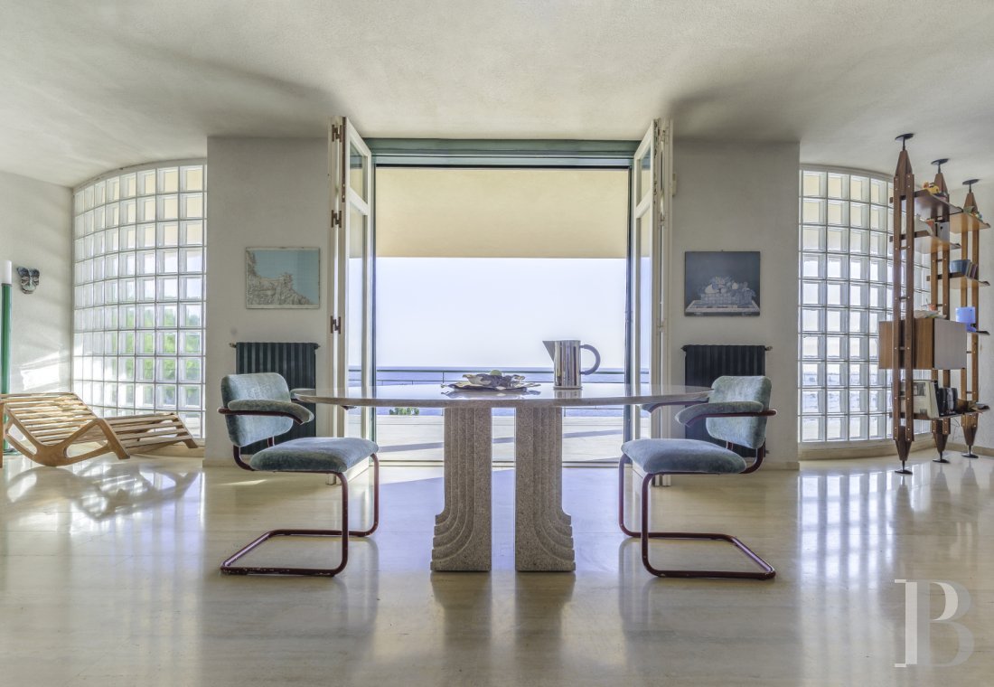 En Sicile, à l’est de Palerme, une maison d’inspiration moderniste en balcon sur la mer - photo  n°13